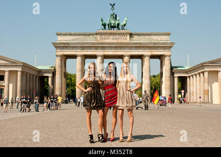 Amelie, Jana und Rebecca stehen im Finale von 'Germany`next Topmodel - Heidi Klum' und stehen auf ihrer Deutschland-Tour vor dem Berliner Brandenburger Tor. Stock Photo